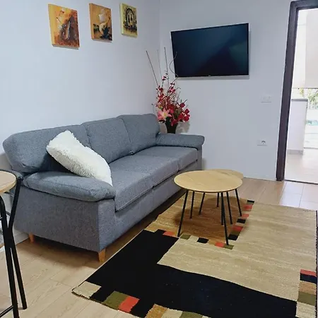 Regis Apartment *